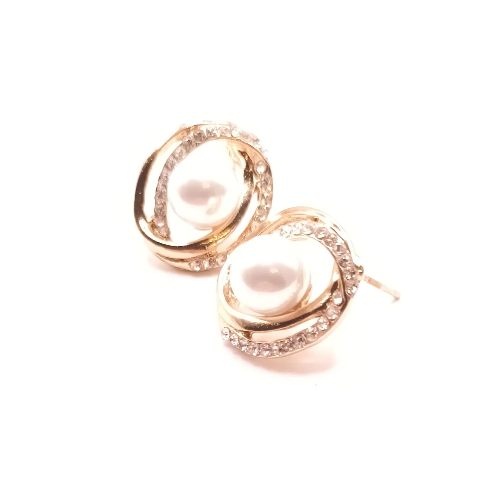 Deux boucles d'oreilles spirale argentée à perle nacrée, posées l'une derrière l'autre.