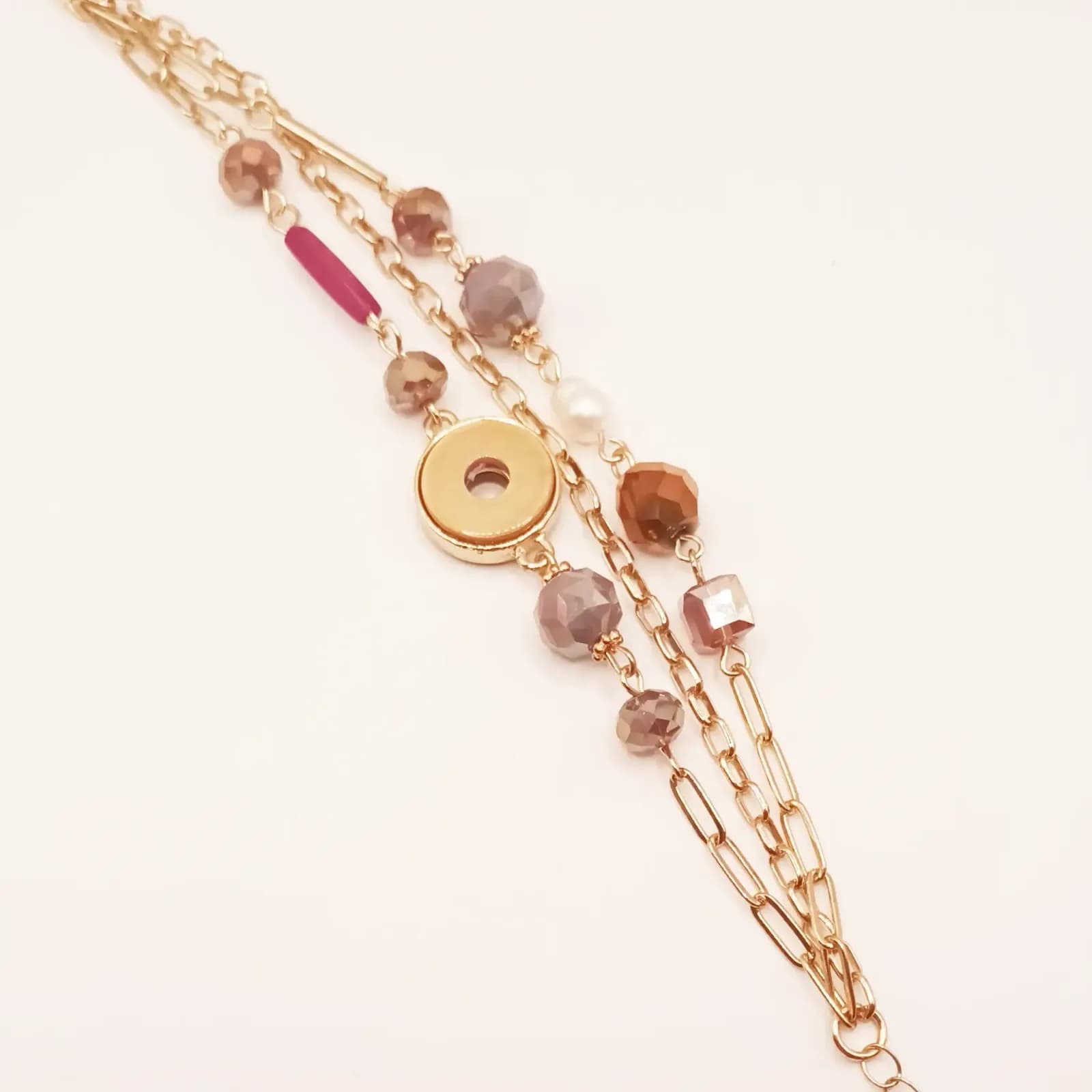 Bracelet triple chaîne dorée à perles facettées et anneau central - vue d'ensemble