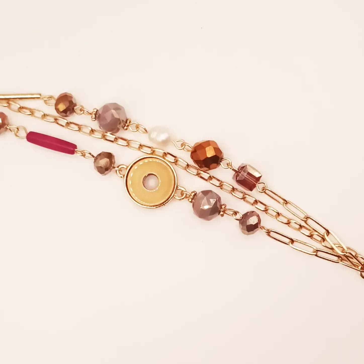 Bracelet triple chaîne dorée à perles facettées et anneau central - vue de côté