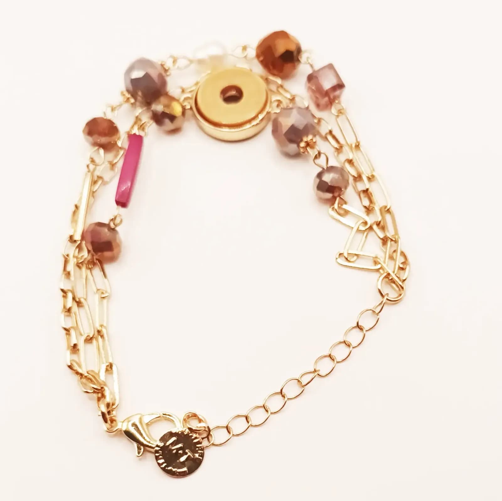 Bracelet triple chaîne dorée à perles facettées et anneau central - vue du fermoir et de la chaîne de réglage