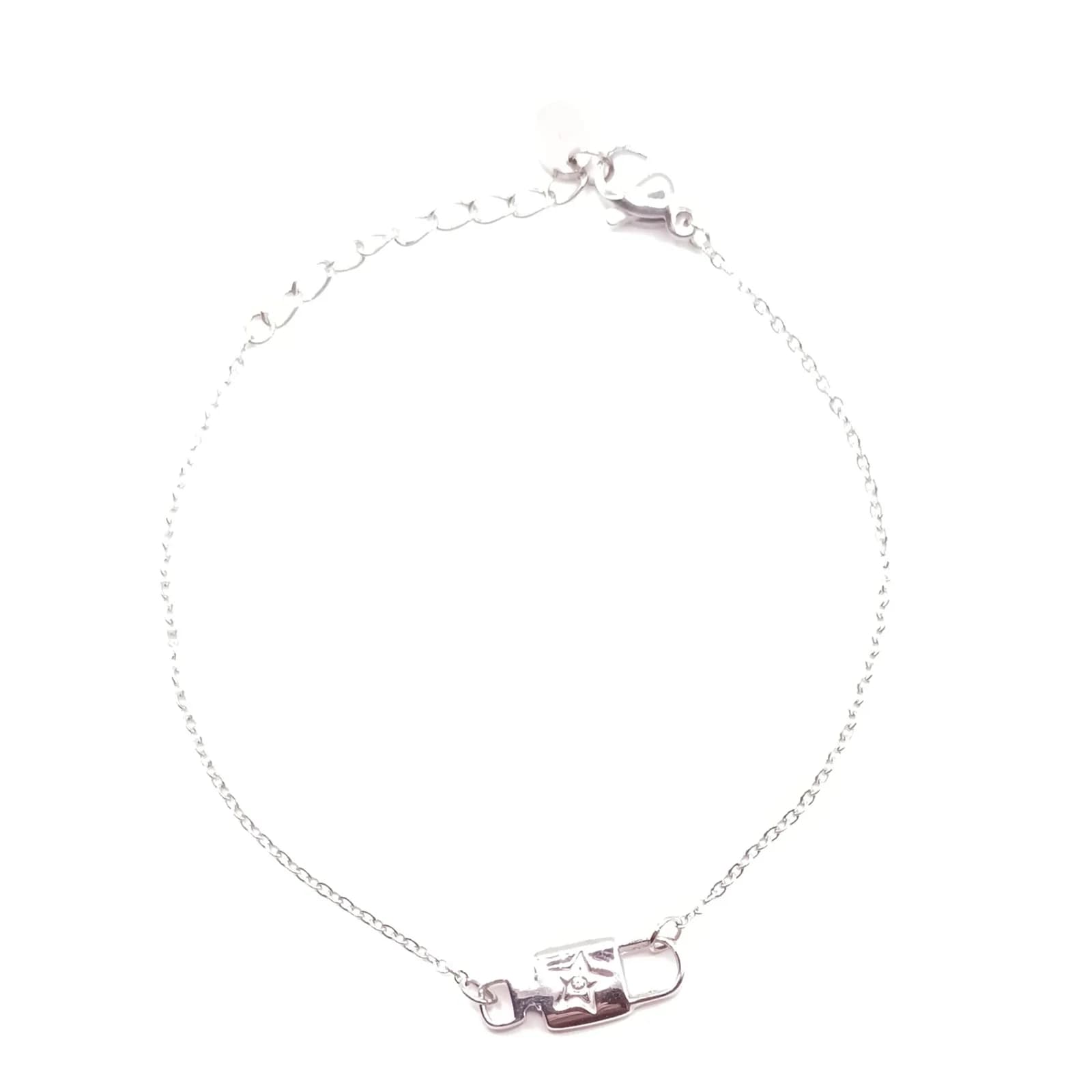 Bracelet chaîne fine argentée avec breloque cadenas étoilée, vu en entier.