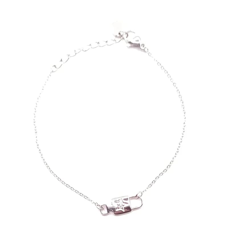 Bracelet chaîne fine argentée avec breloque cadenas étoilée, vu en entier.