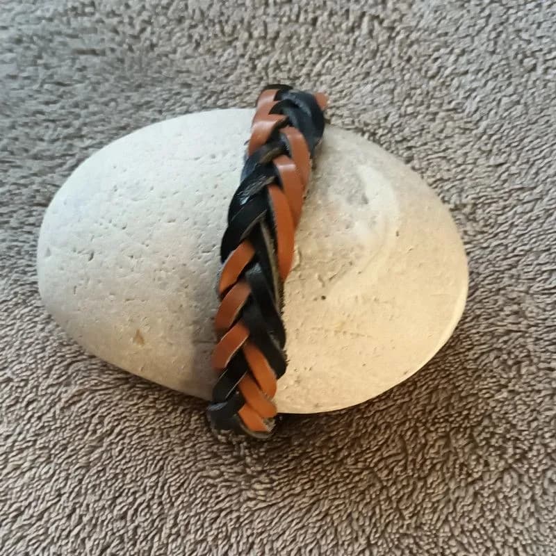 Bracelet cuir tressé noir et marron - style artisanal - ajustable