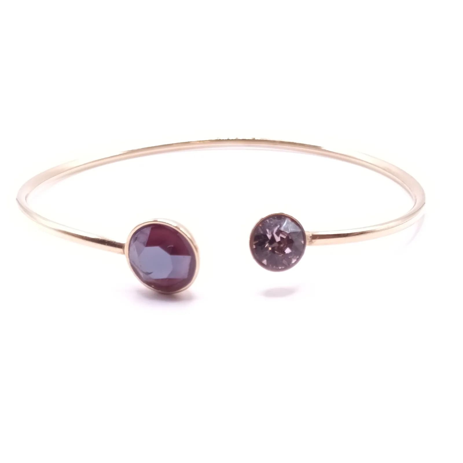 Bracelet jonc doré ouvert à cristaux grenat et rose pâle - vue de dessus sur les deux cristaux