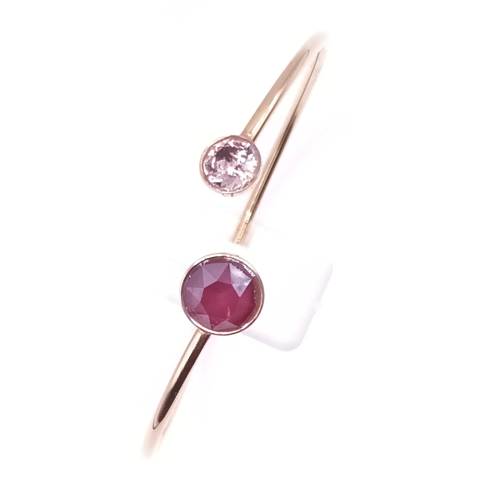 Bracelet jonc doré ouvert à cristaux grenat et rose pâle - vue de trois quarts