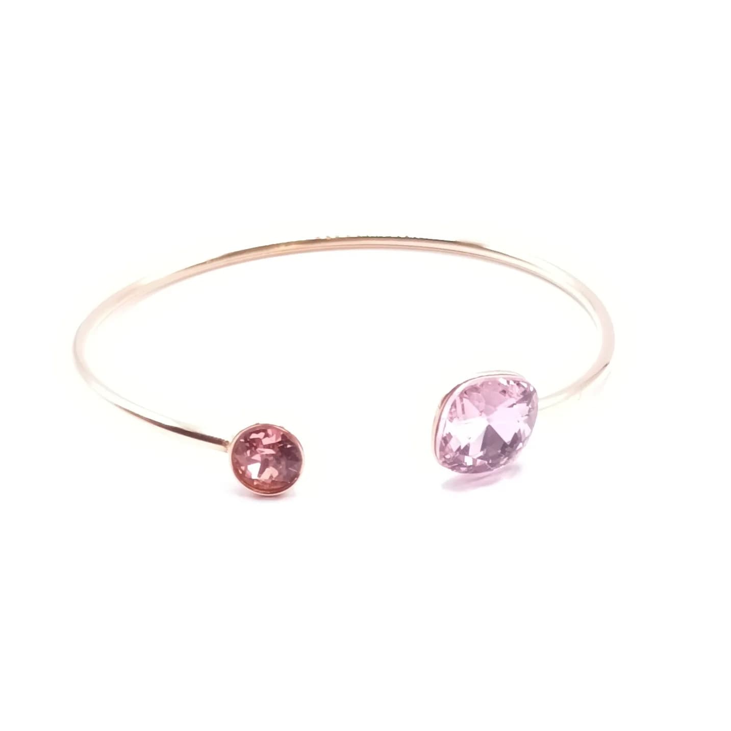 Bracelet jonc doré ouvert à cristaux rose pâle et rose pêche - vue d'ensemble sur fond clair