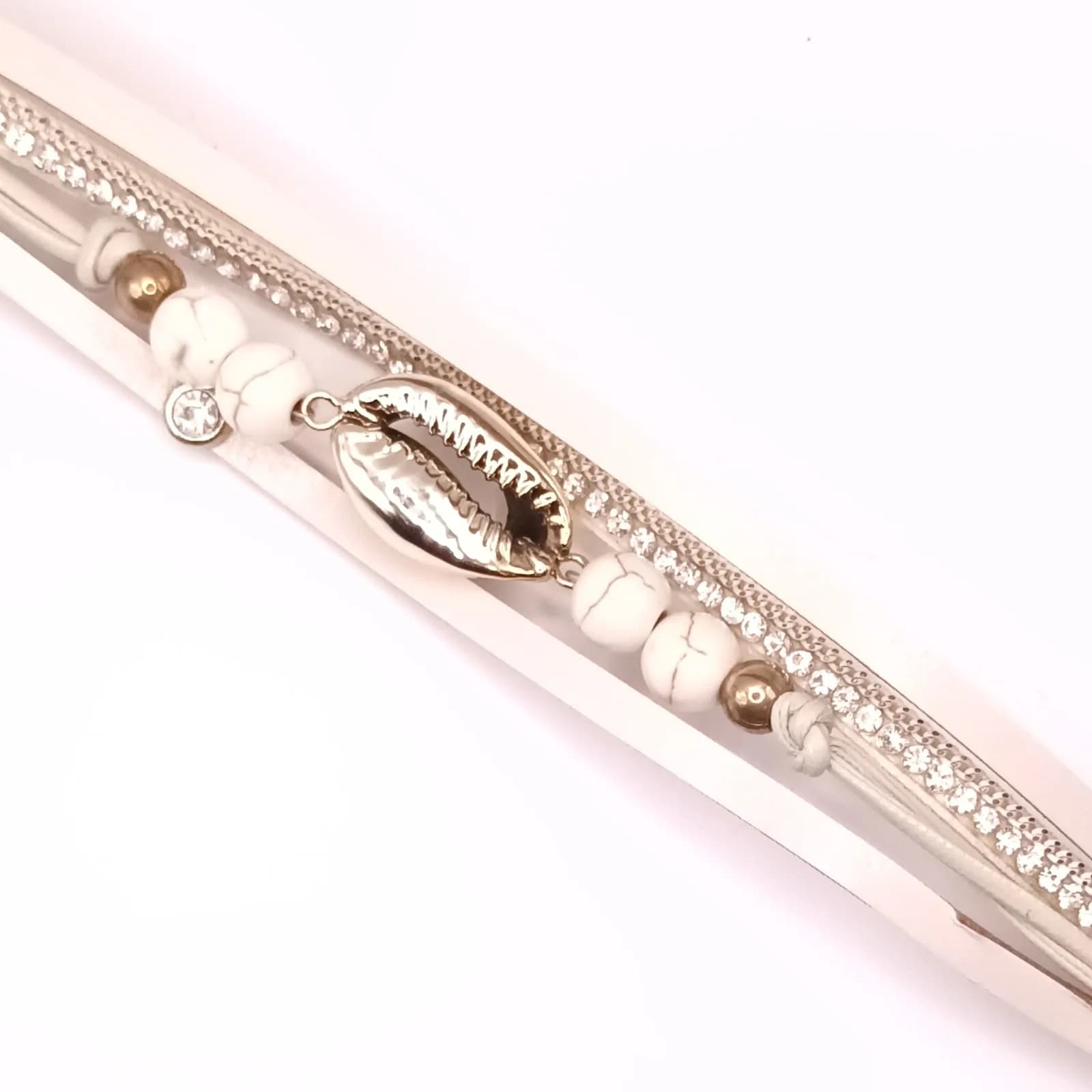 Bracelet bohème chic blanc et doré avec strass scintillants - vue d'ensemble