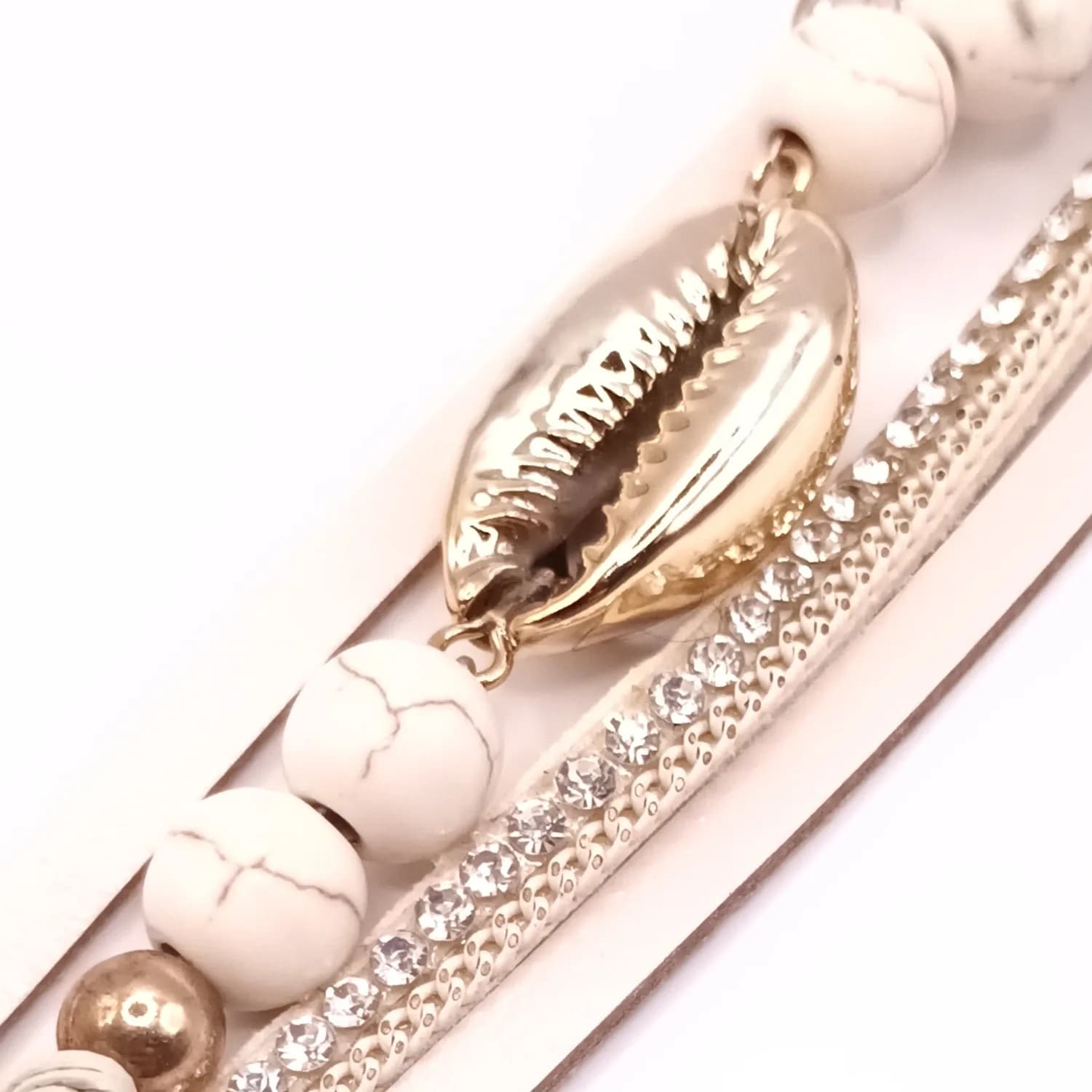 Bracelet multi-rangs blanc à coquillage cauri doré - vue du fermoir aimanté