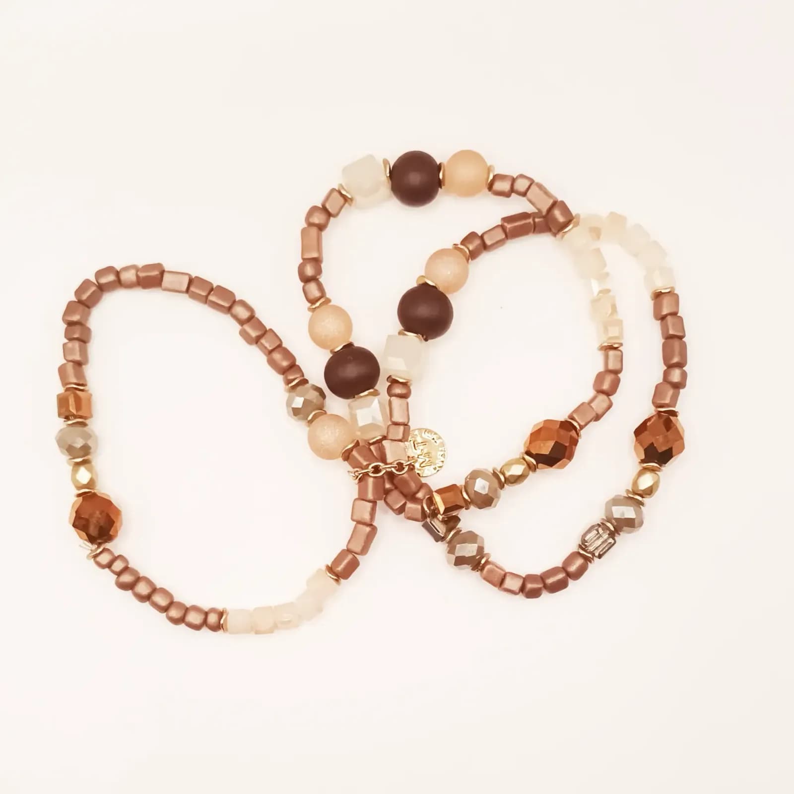 Trio de bracelets en perles marron, beige et cuivrées - vue d'ensemble à plat