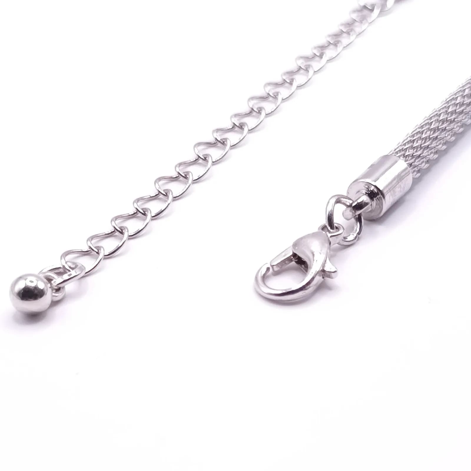 Fermoir mousqueton et chaînette de réglage du collier argenté.