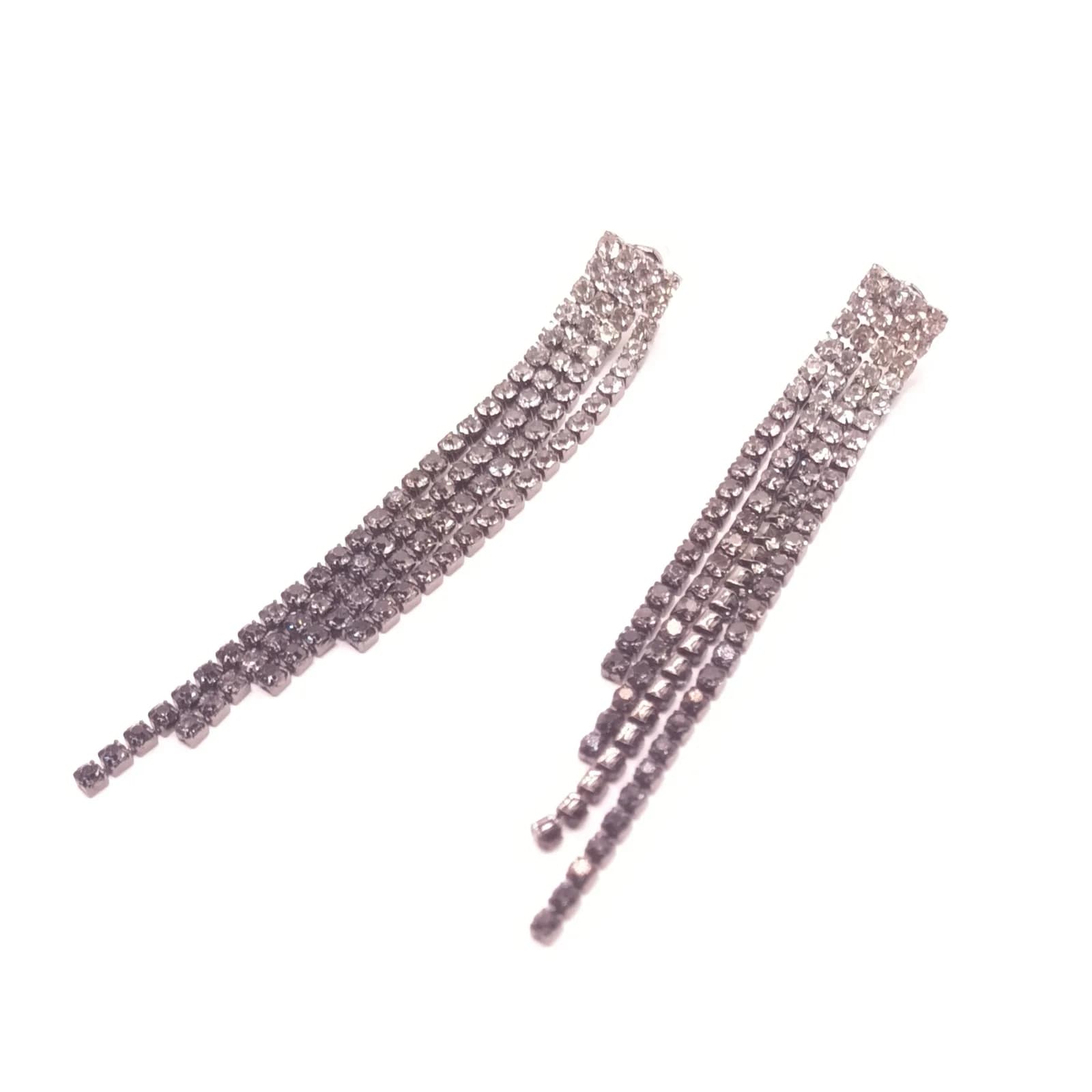 Boucles d'oreilles à franges de strass en dégradé du transparent au noir, vues en diagonale