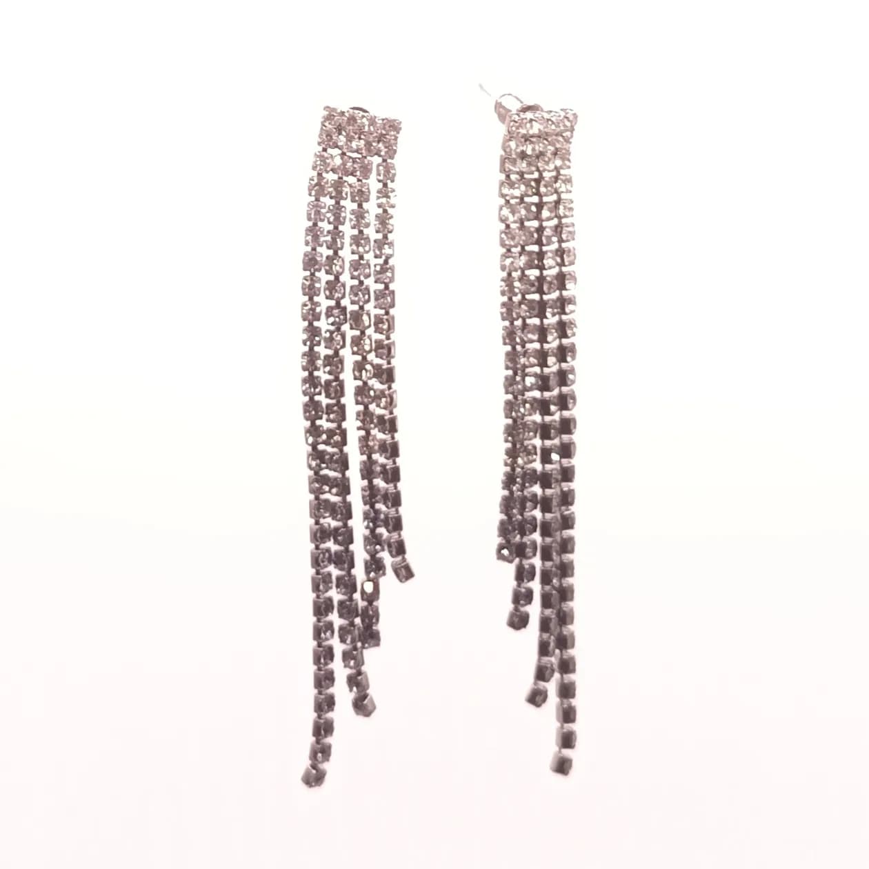Paire de boucles d'oreilles pendantes à franges de strass noirs et transparents, présentées de face sur fond blanc