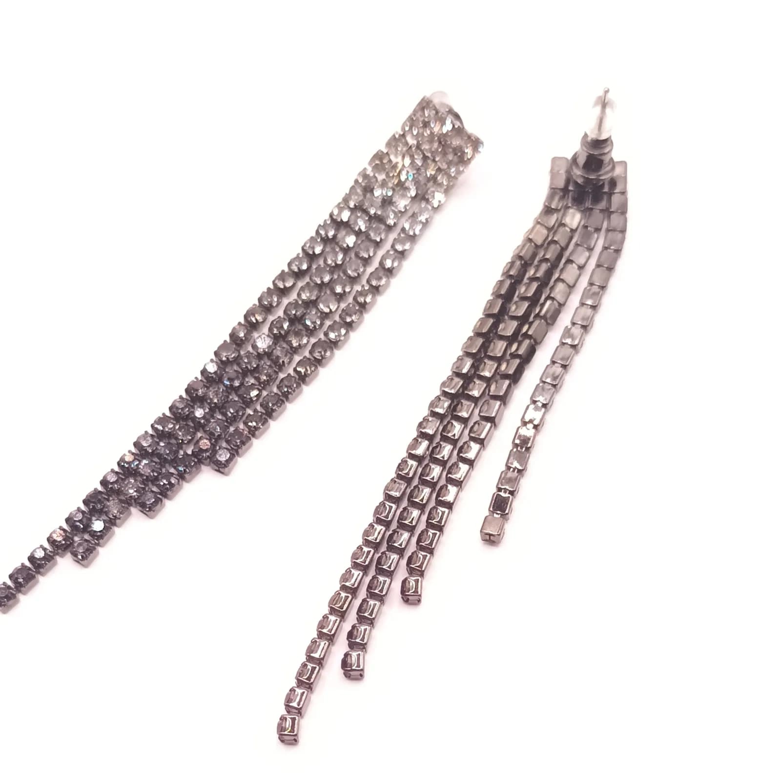 Détail des franges de strass en dégradé et de la tige de fixation d'une boucle d'oreille