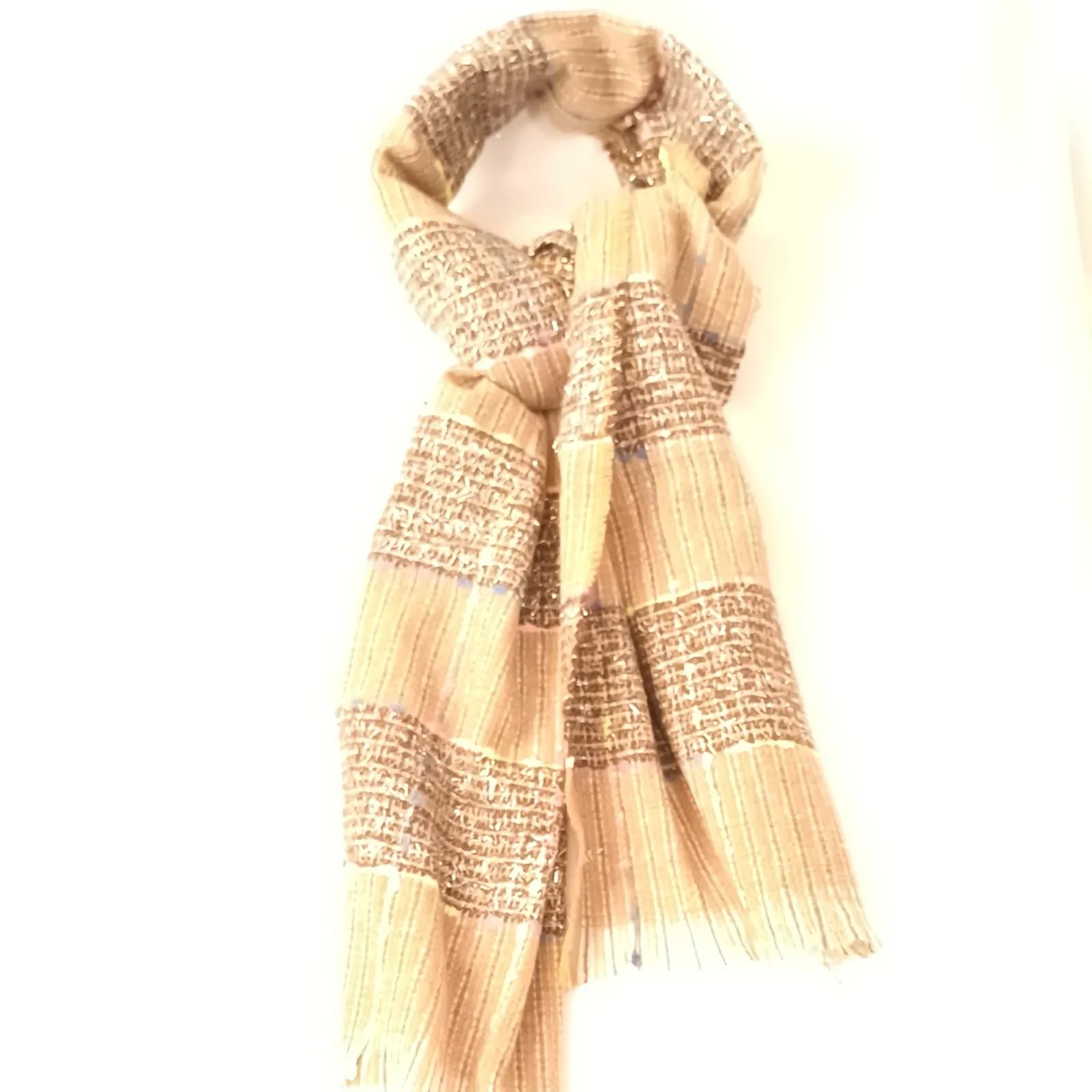 Écharpe façon tweed beige et marron à fils scintillants, nouée et vue de face.