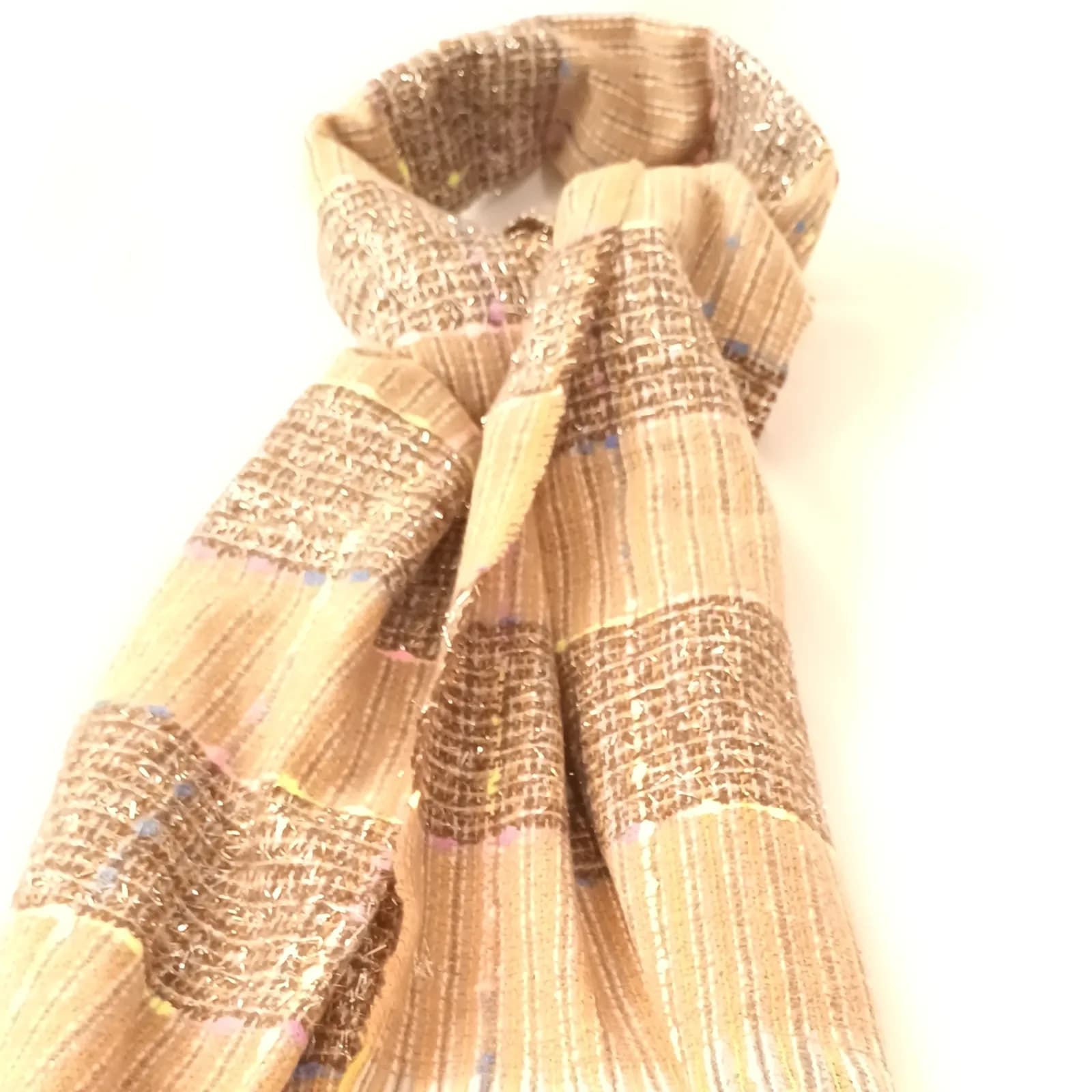 Écharpe tweed beige et marron nouée, vue de biais, avec ses touches pastel.