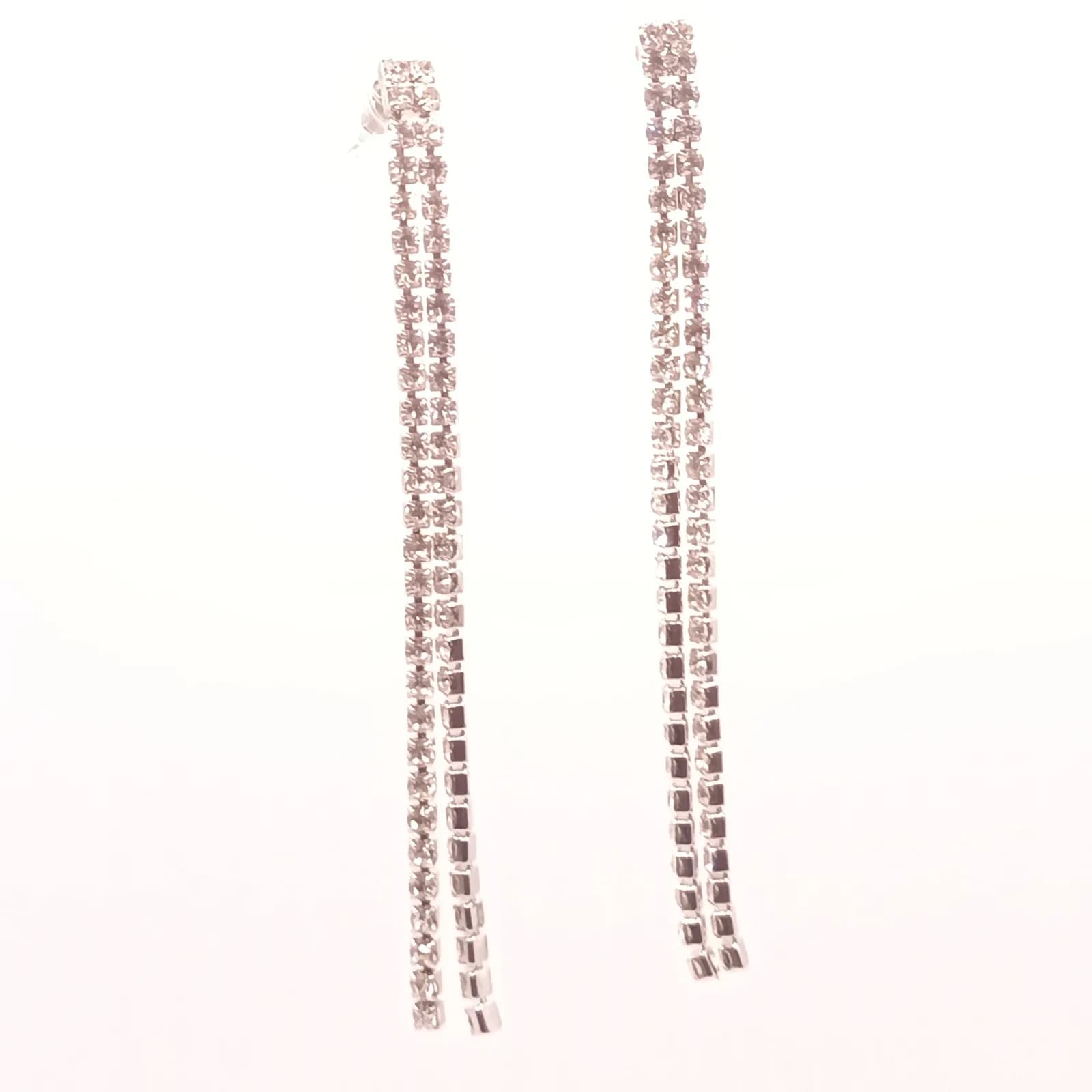 Boucles d'oreilles longues à double filet serti, présentées de face sur fond blanc