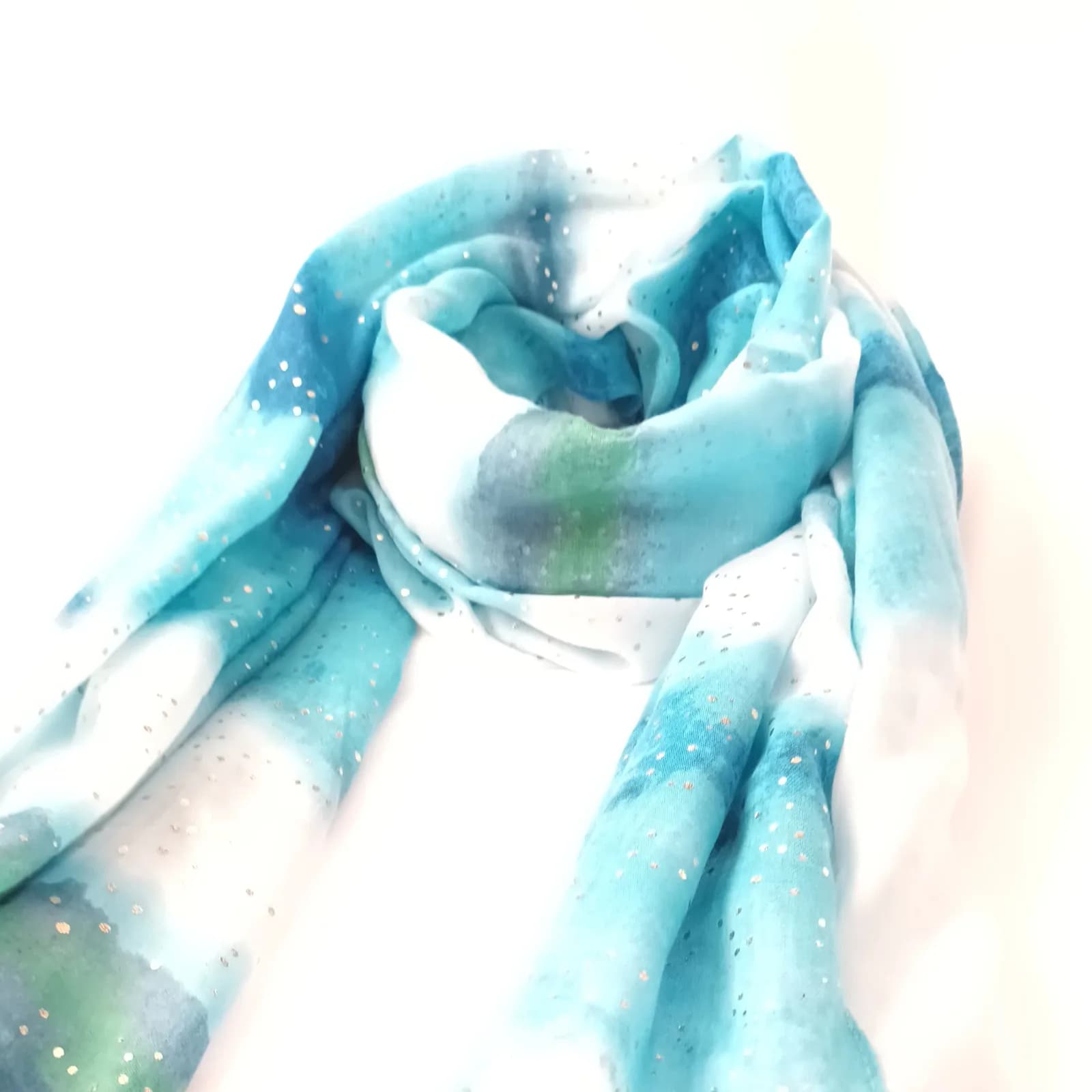 Gros plan sur le nœud du foulard aquarelle turquoise, bleu et vert.