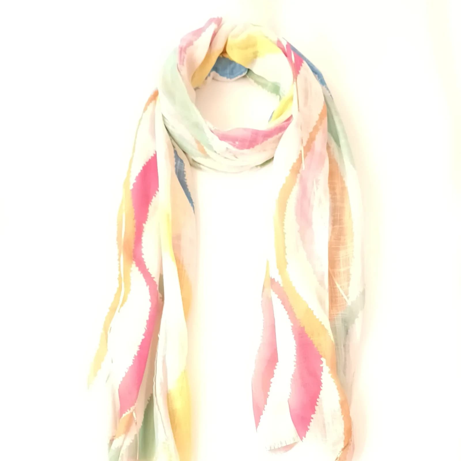 Foulard ikat multicolore rose, jaune et vert d'eau, noué en boucle et vu de face.