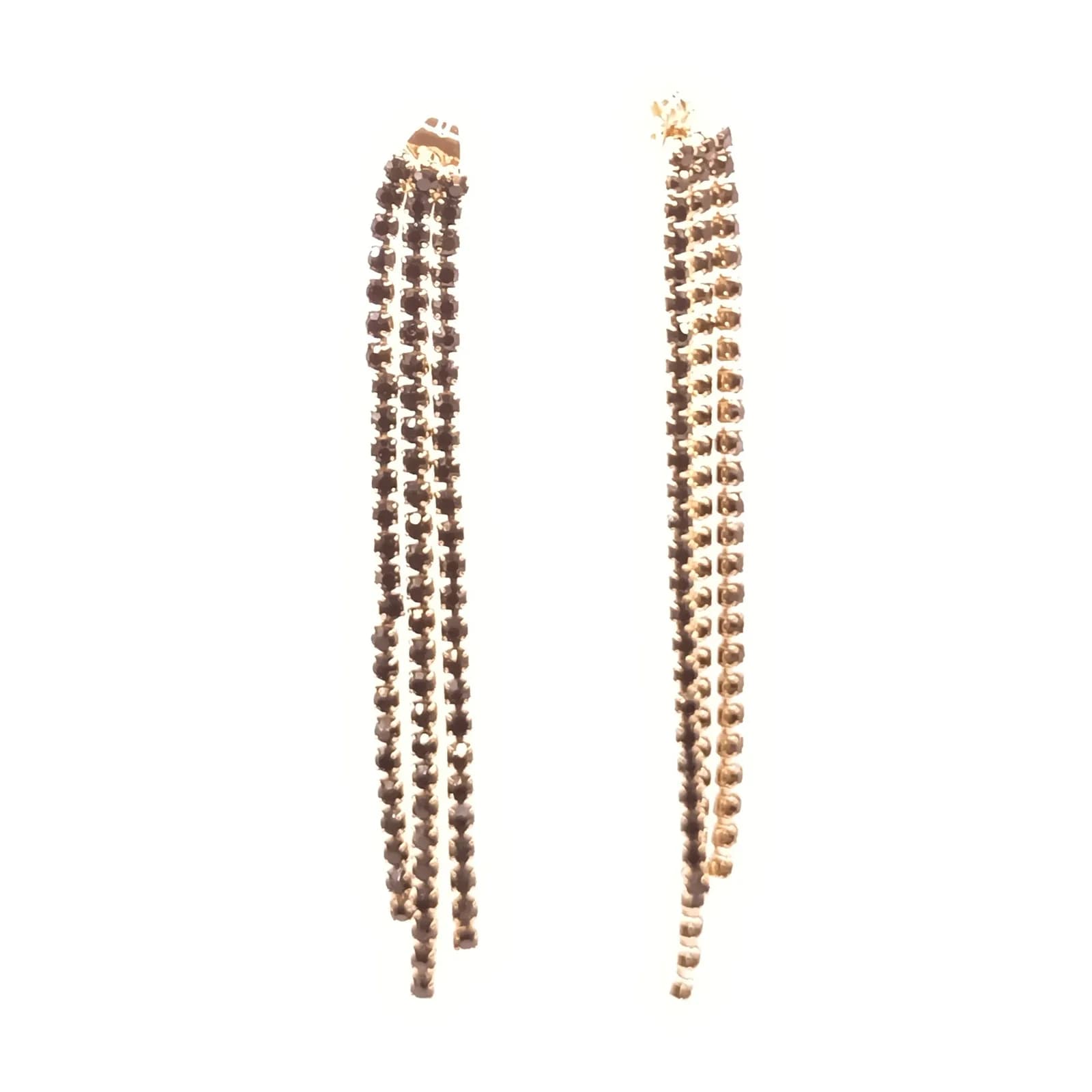 Boucles d'oreilles longues à trois rangs de pierres sombres, présentées de face sur fond blanc