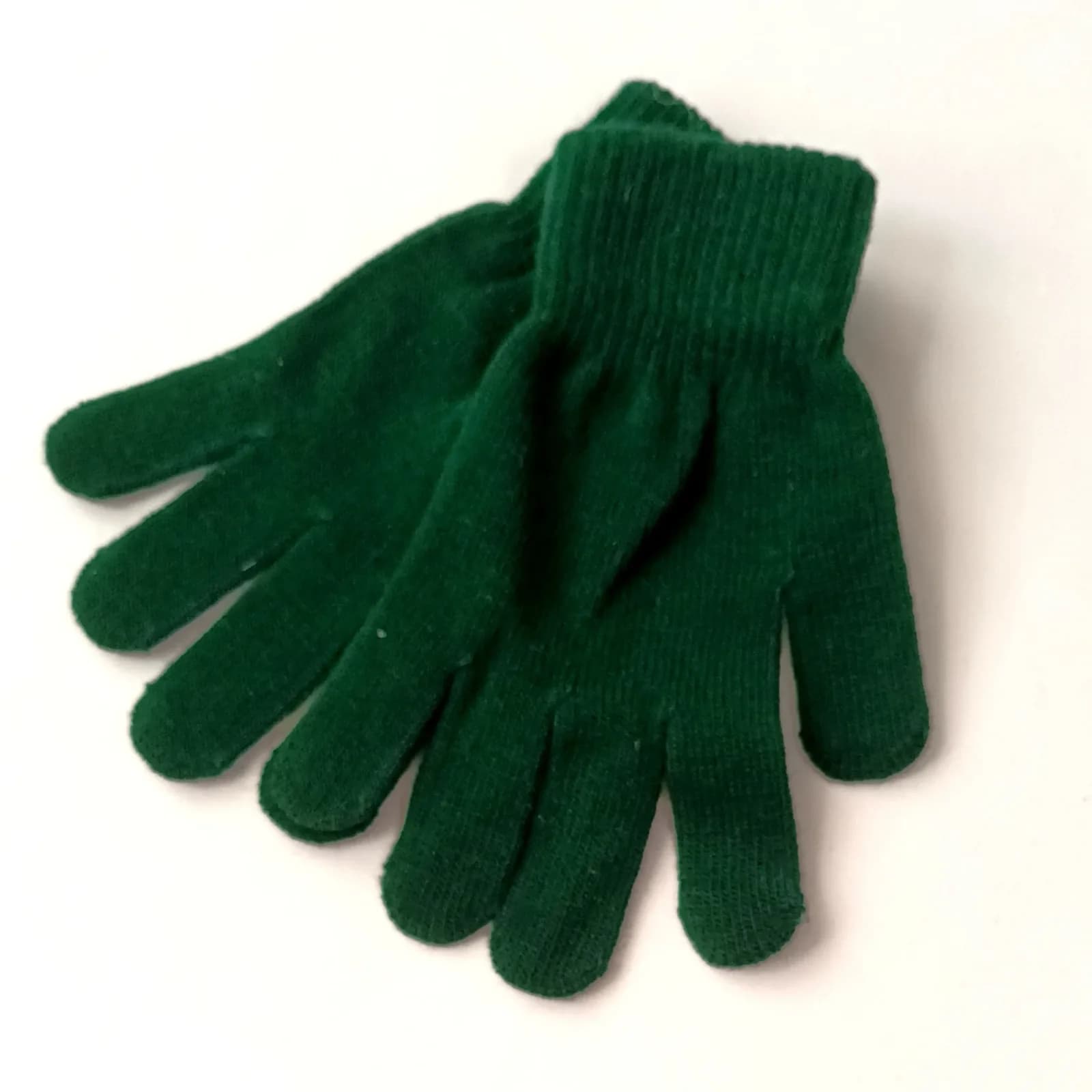 Paire de gants tricotés vert forêt superposés, vue de dessus.