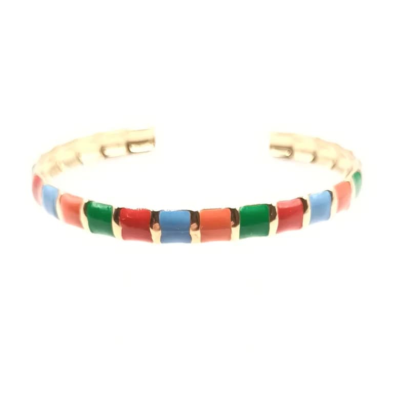 Jonc ouvert doré à segments émaillés rouges, bleus, orange et verts, vu de face.