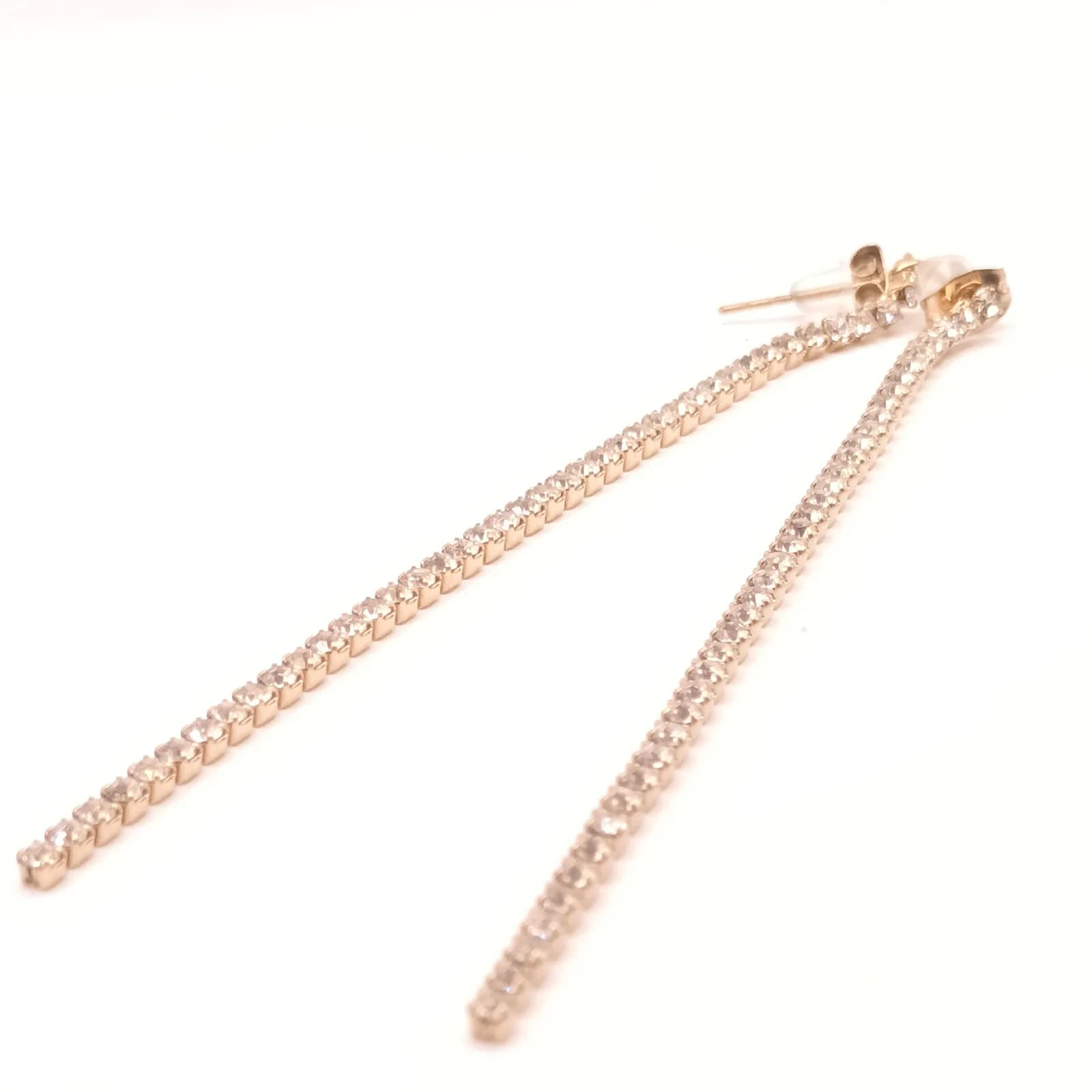 Paire de boucles d'oreilles pendantes en ligne unique de pierres transparentes, vue en diagonale