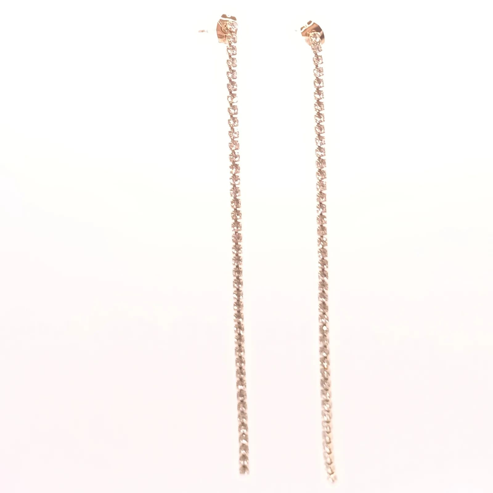 Boucles d'oreilles très longues à une seule rangée de pierres claires, vues de face sur fond blanc