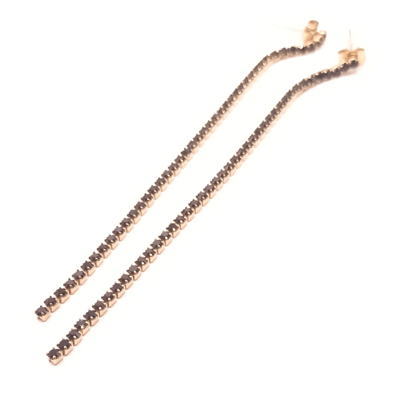 Paire de boucles d'oreilles pendantes en ligne unique de pierres noires et montures dorées