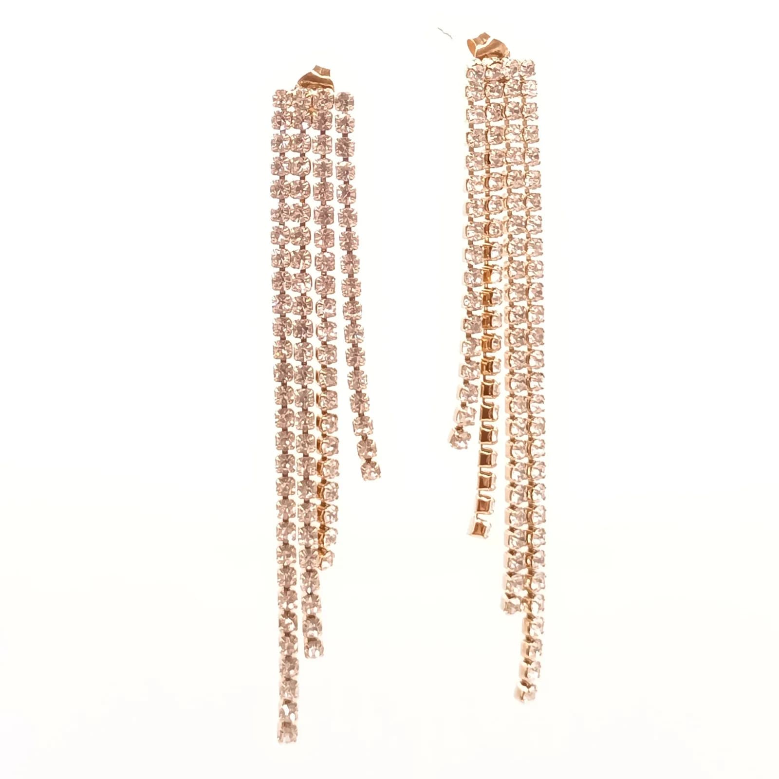 Boucles d'oreilles longues composées de quatre rangs de pierres transparentes, présentées de face