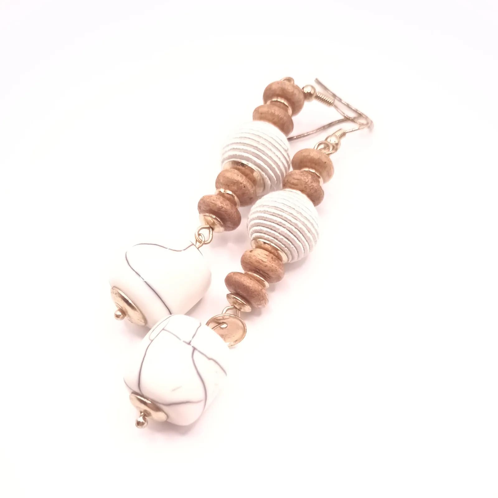 Paire de boucles d'oreilles à empilement de perles beige et blanches, vue en diagonale