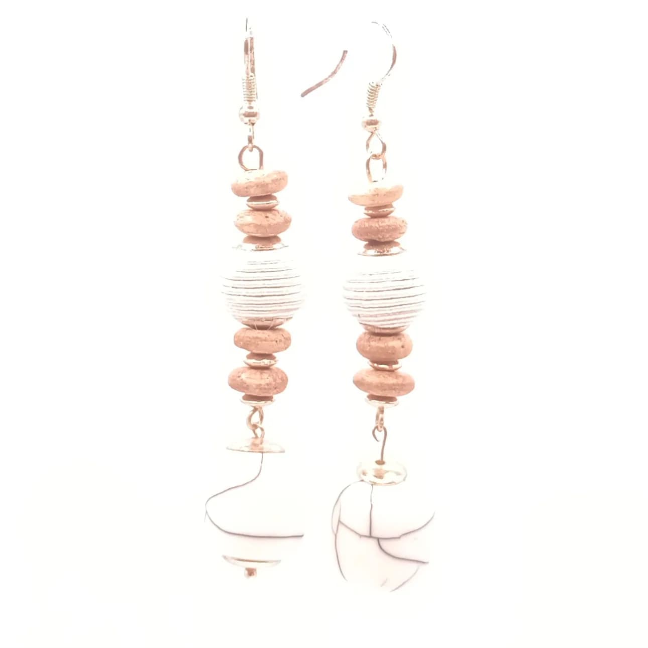Les deux boucles d'oreilles présentées de face, montrant l'empilement complet des perles