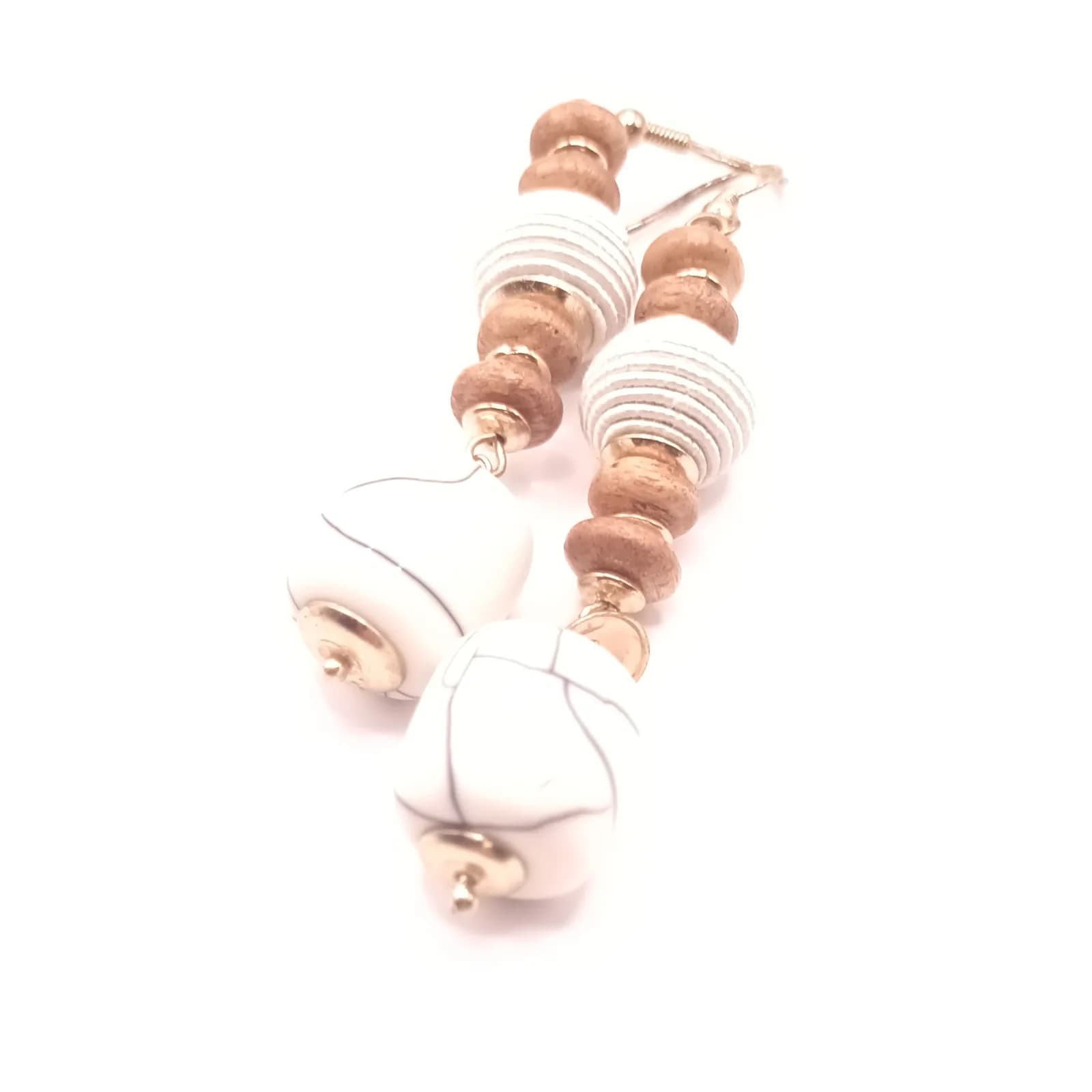 Boucles d'oreilles pendantes composées de rondelles beige, d'une boule rainurée et d'une perle veinée