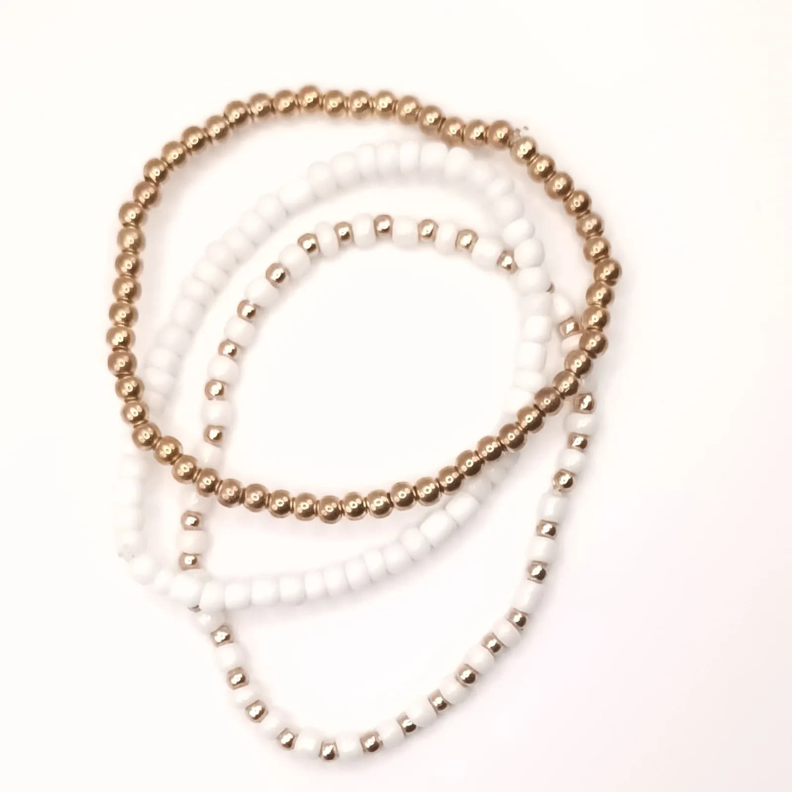 Lot de 3 bracelets fins perles blanc et doré - vue rapprochée