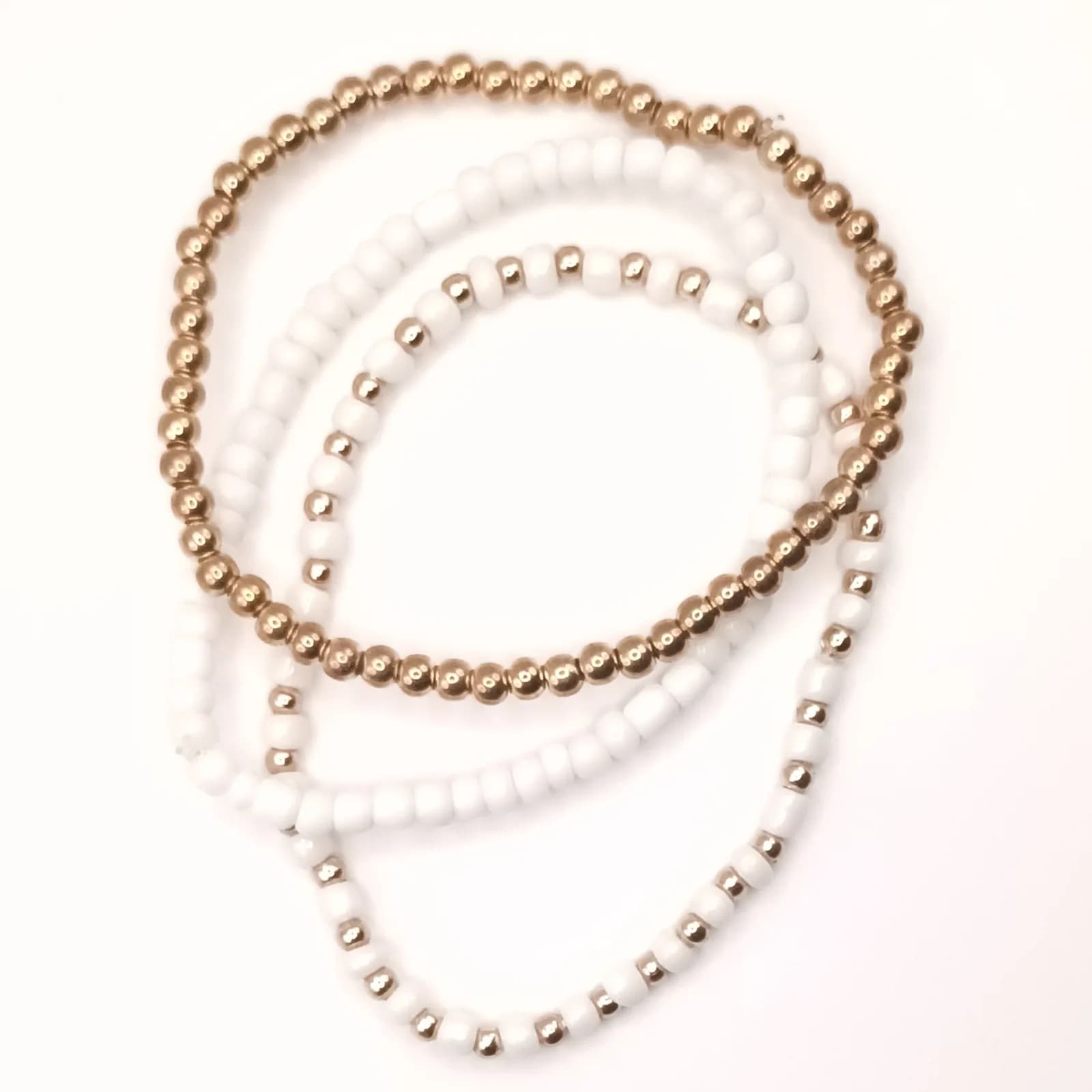 Set de bracelets à superposer perles dorées et blanches - vue d'ensemble